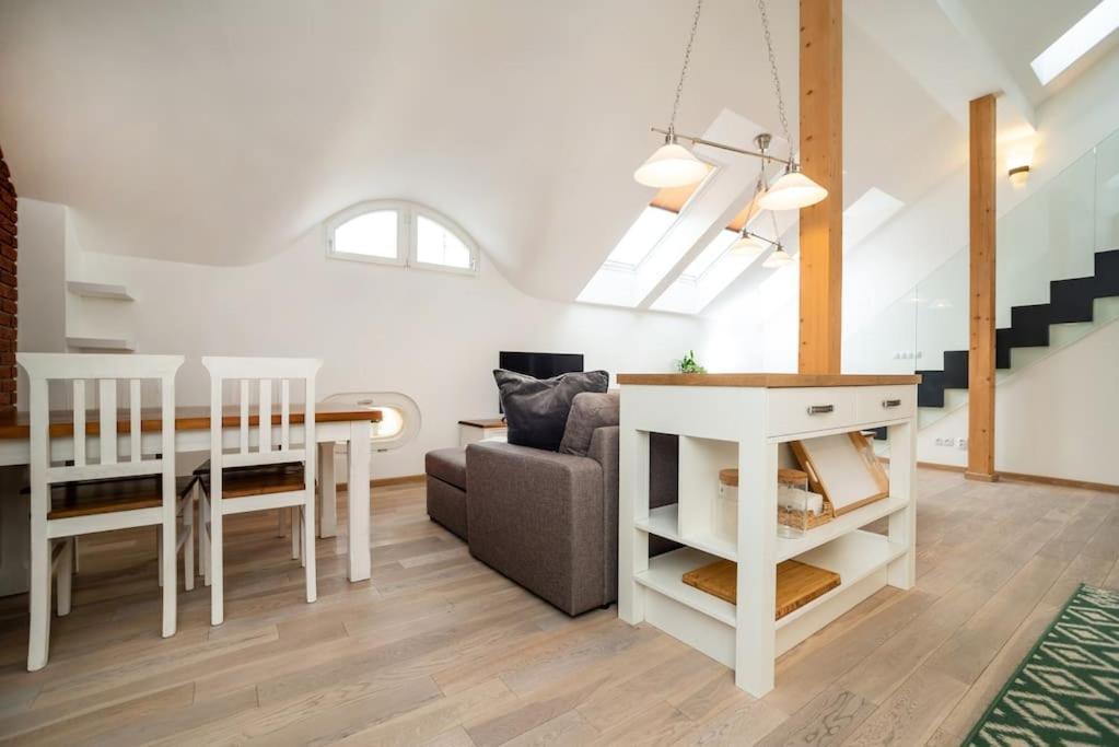 Apartmán Luxurious And Chic Duplex 2 Bed Praha