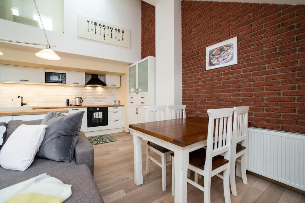 Luxurious And Chic Duplex 2 Bed Apartment Prague